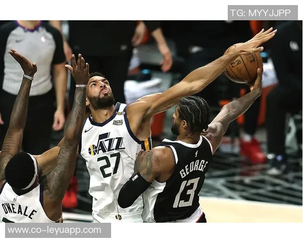 米切尔全场表现亮眼22投11中三分命中率高达36砍下32分9篮板5助攻正负值13